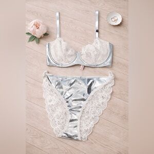 Victoria secret two piece bra panties set NEW size Large and 32DDD bra lace